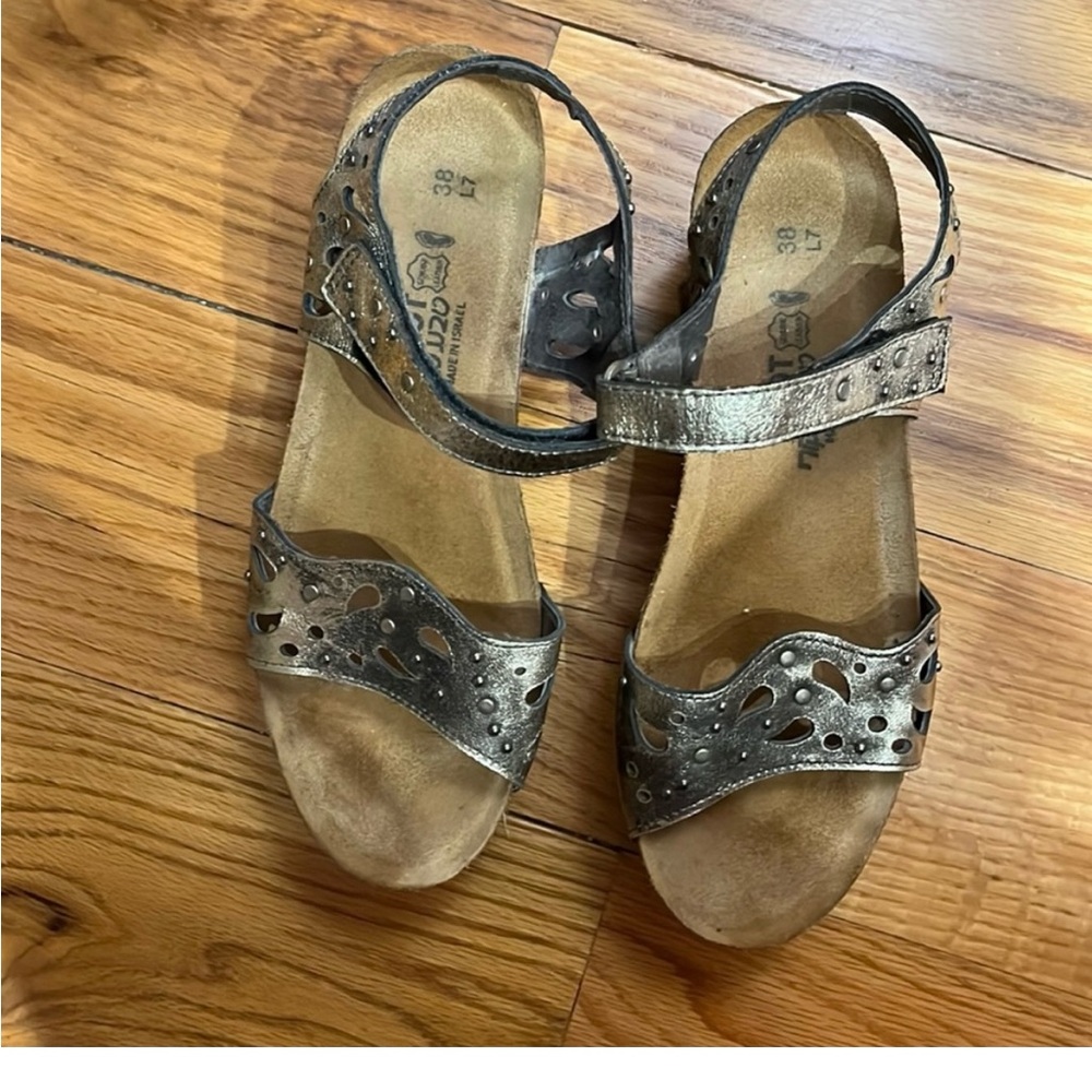 Naot Women's Sandals in Metallic gold and black VGUC 
Size 7 (38)